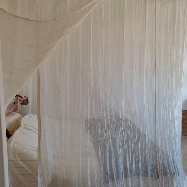 Iron/ironing board, Internet, bed sheets