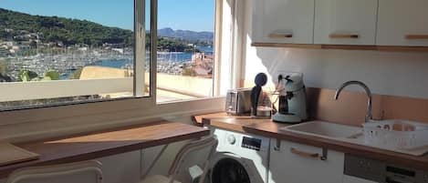 電子レンジ、オーブン、食器洗い機、コーヒー / ティーメーカー