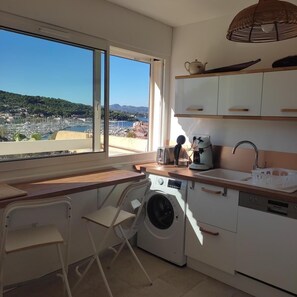 Microwave, oven, dishwasher, coffee/tea maker