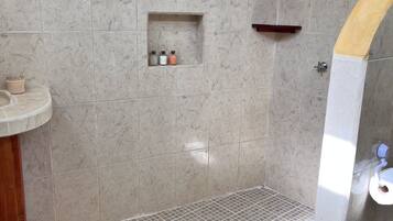 Habitación Deluxe doble | Baño | Ducha, cabezal de ducha tipo lluvia, secador de pelo y toallas