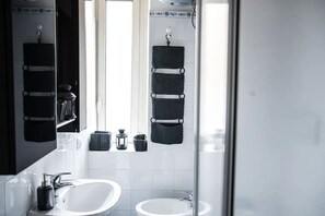 Douche, sèche-cheveux, bidet, serviettes fournies