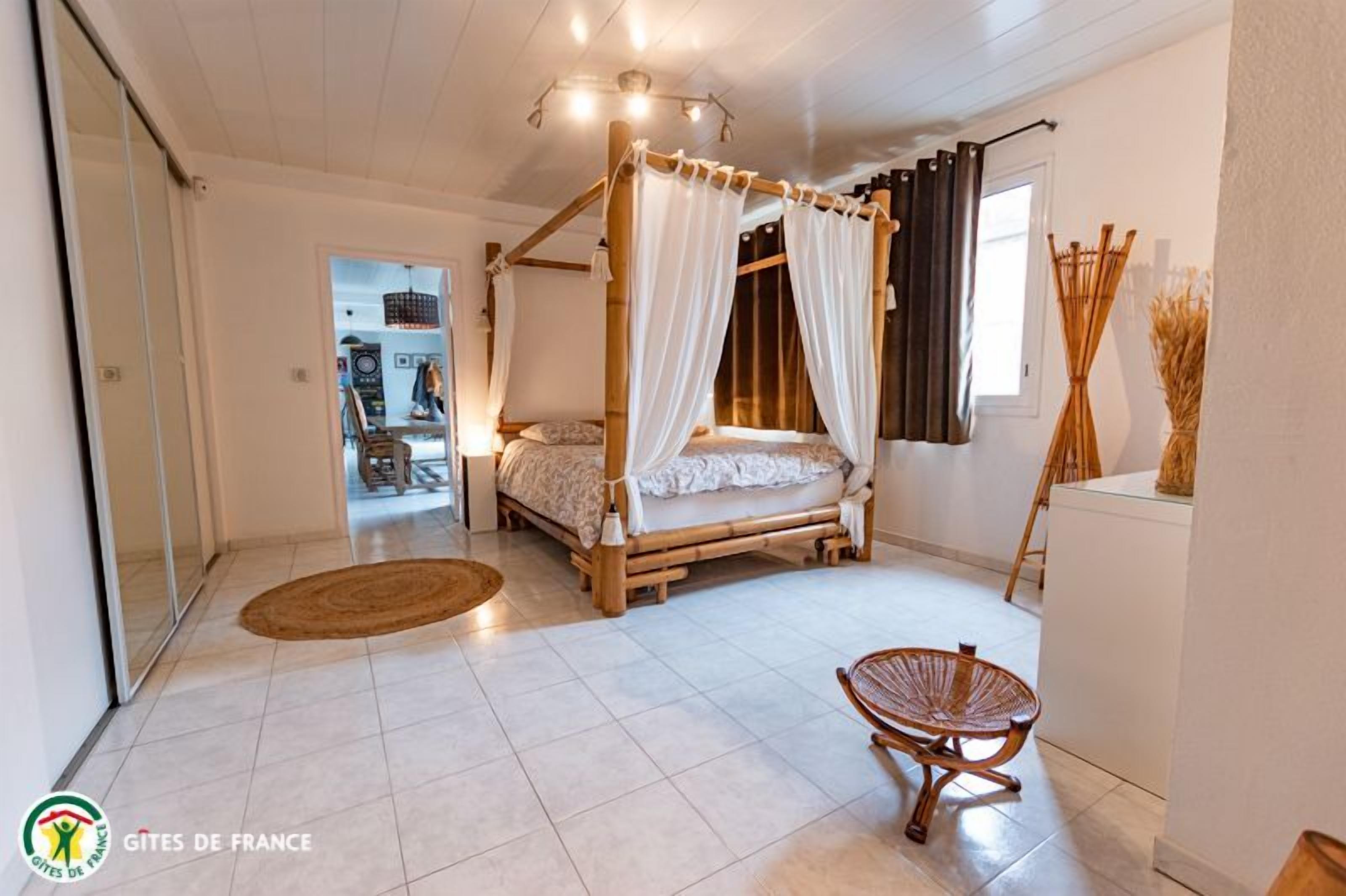 可攜式嬰兒床、免費 Wi-Fi、床單