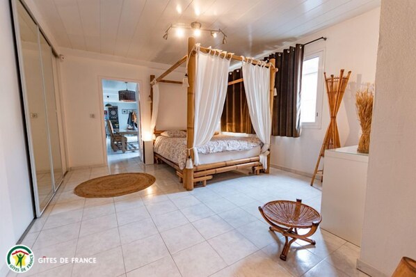 旅行婴儿床、免费 WiFi、床单