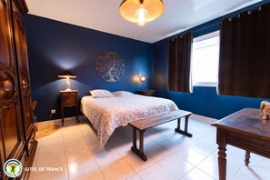 Cuna de viaje, wifi gratis y ropa de cama 