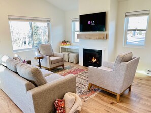 Smart-tv, eldstad och böcker