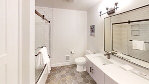 Ducha, artículos de higiene personal ecológicos y secador de pelo