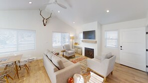 Una Smart TV, una chimenea, libros