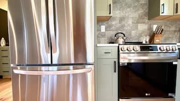 Coffee/tea maker, fridge, microwave, oven