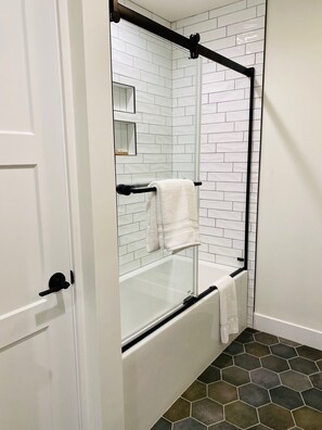 Dusche, umweltfreundliche Kosmetikartikel, Haartrockner, Handtücher