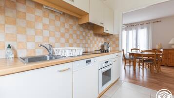 Réfrigérateur, micro-ondes, four, lave-vaisselle