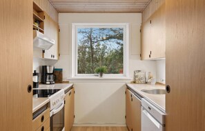 Kjøleskap, kokeplater, oppvaskmaskin og kaffetrakter/tekoker