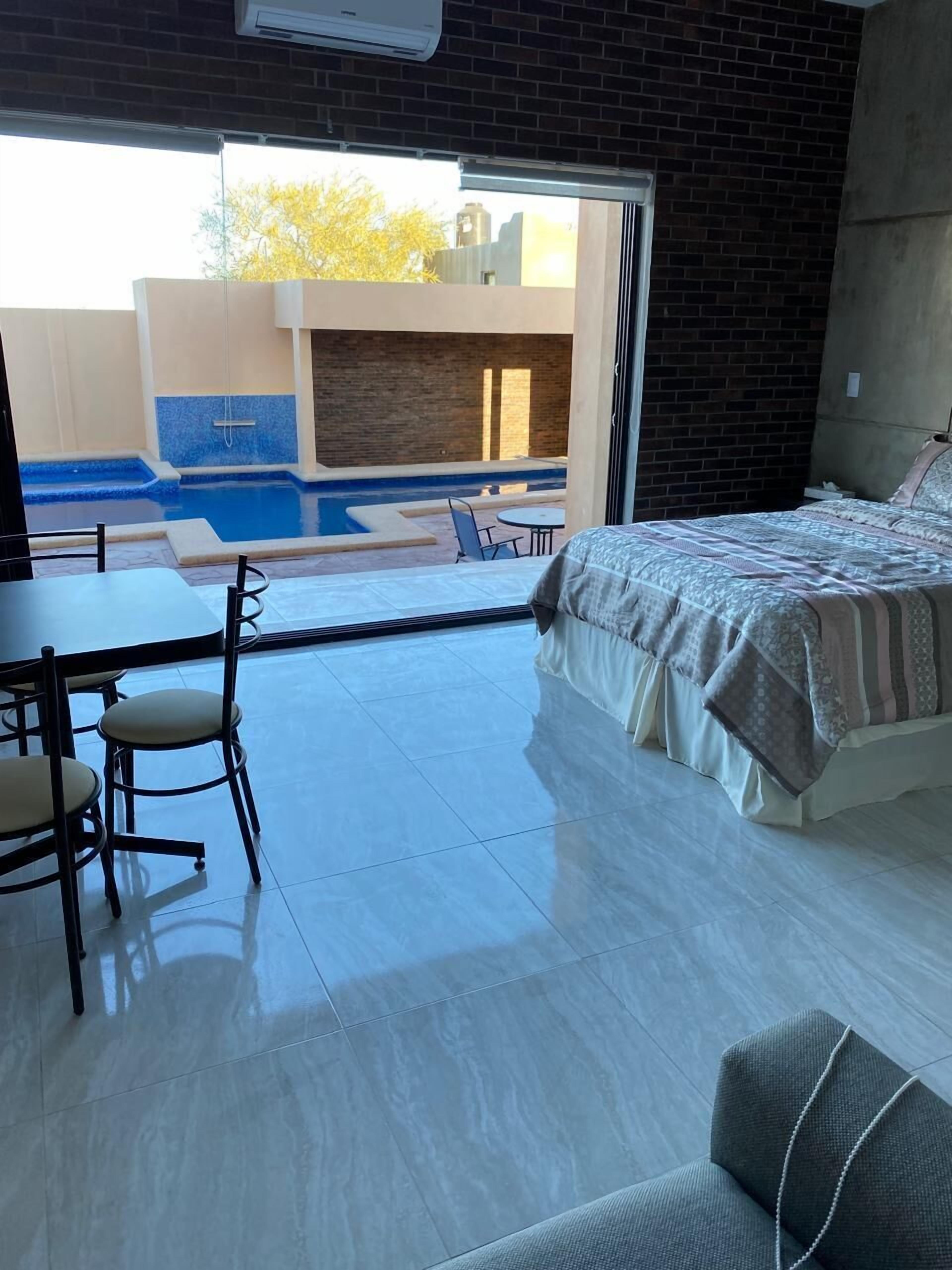 Kahden hengen standard-huone, näköala uima-altaalle | Ilmainen Wi-Fi, vuodevaatteet