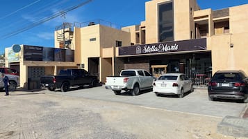 Vista frontal de la propiedad