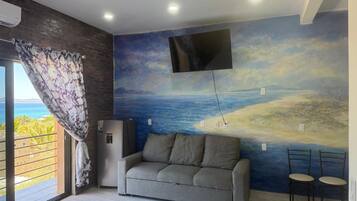 Muebles diferentes, wifi gratis y ropa de cama