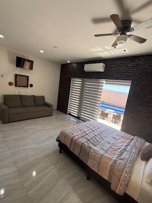 Muebles diferentes, wifi gratis y ropa de cama 