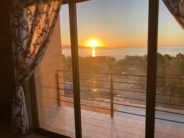 Habitación triple familiar, vista a la playa | Wifi gratis y ropa de cama 