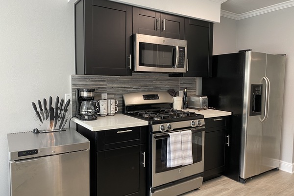 Réfrigérateur, micro-ondes, four, plaque de cuisson