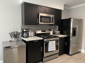 冷蔵庫、電子レンジ、オーブン、コンロ