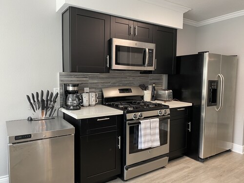 Artsy Home, Mins to Bellaire & Galleria, Sleeps 9, Family Friendly
