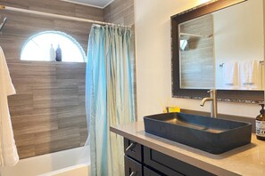 Hair dryer, towels, soap, shampoo - Artsy Home, Mins to Bellaire & Galleria, Sleeps 9, Family Friendly (Houston)