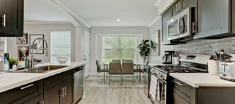 Artsy Home, Mins to Bellaire & Galleria, Sleeps 9, Family Friendly