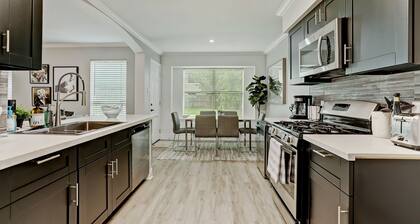 Artsy Home, Mins to Bellaire & Galleria, Sleeps 9, Family Friendly