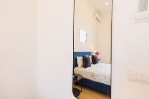 Minibar, desk, free WiFi - Blu Parthenope Suites (Naples)