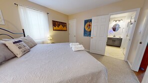 3 habitaciones, escritorio y tabla de planchar con plancha
