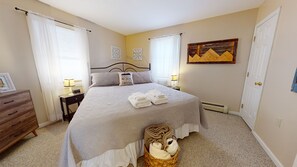 3 slaapkamers, een bureau, een strijkplank/strijkijzer, reisbedje