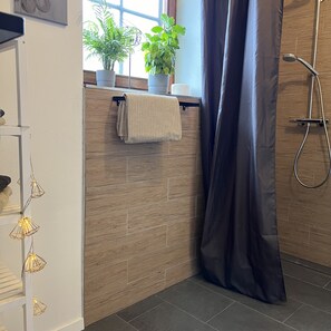 Dusche, Haartrockner, Handtücher, Seife