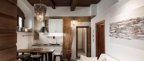 1 dormitorio, tabla de planchar con plancha, cunas (de pago)