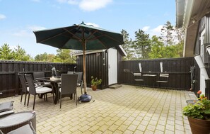 Outdoor dining - Lovely home in Strandby with WiFi (Strandby)