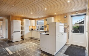 Kjøleskap, ovn, kokeplater og oppvaskmaskin