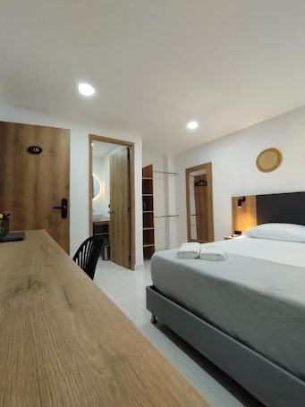 Ropa de cama de alta calidad y caja de seguridad en la habitación