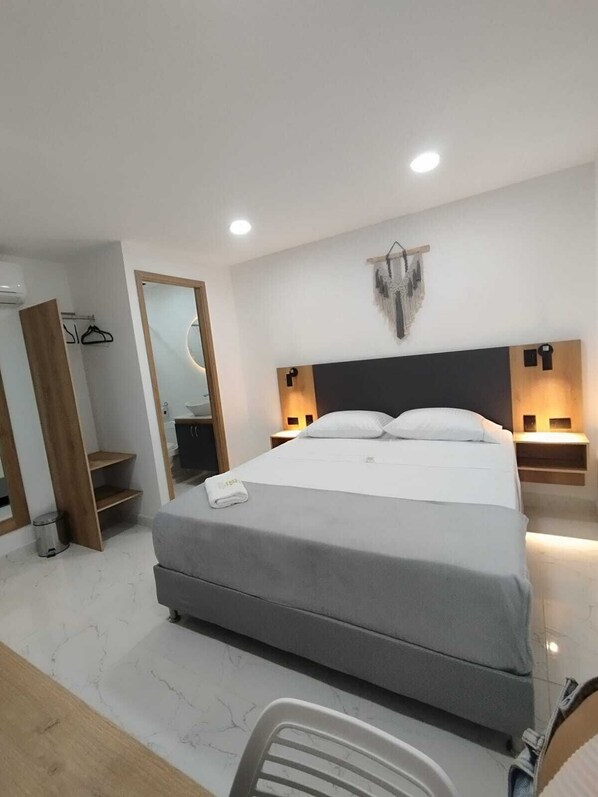 高級寢具、客房內保險箱、書桌、筆電工作空間