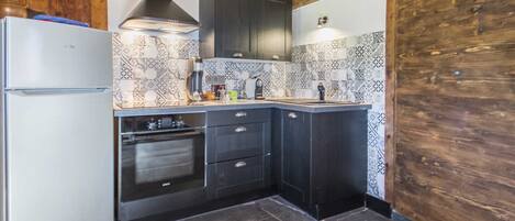 Frigorífico, microondas, horno y placa de cocina