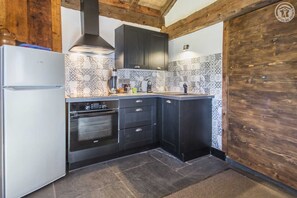 Fridge, microwave, oven, stovetop - LE Chalet DE MON Pere (SAINTE FOY TARENTAISE)