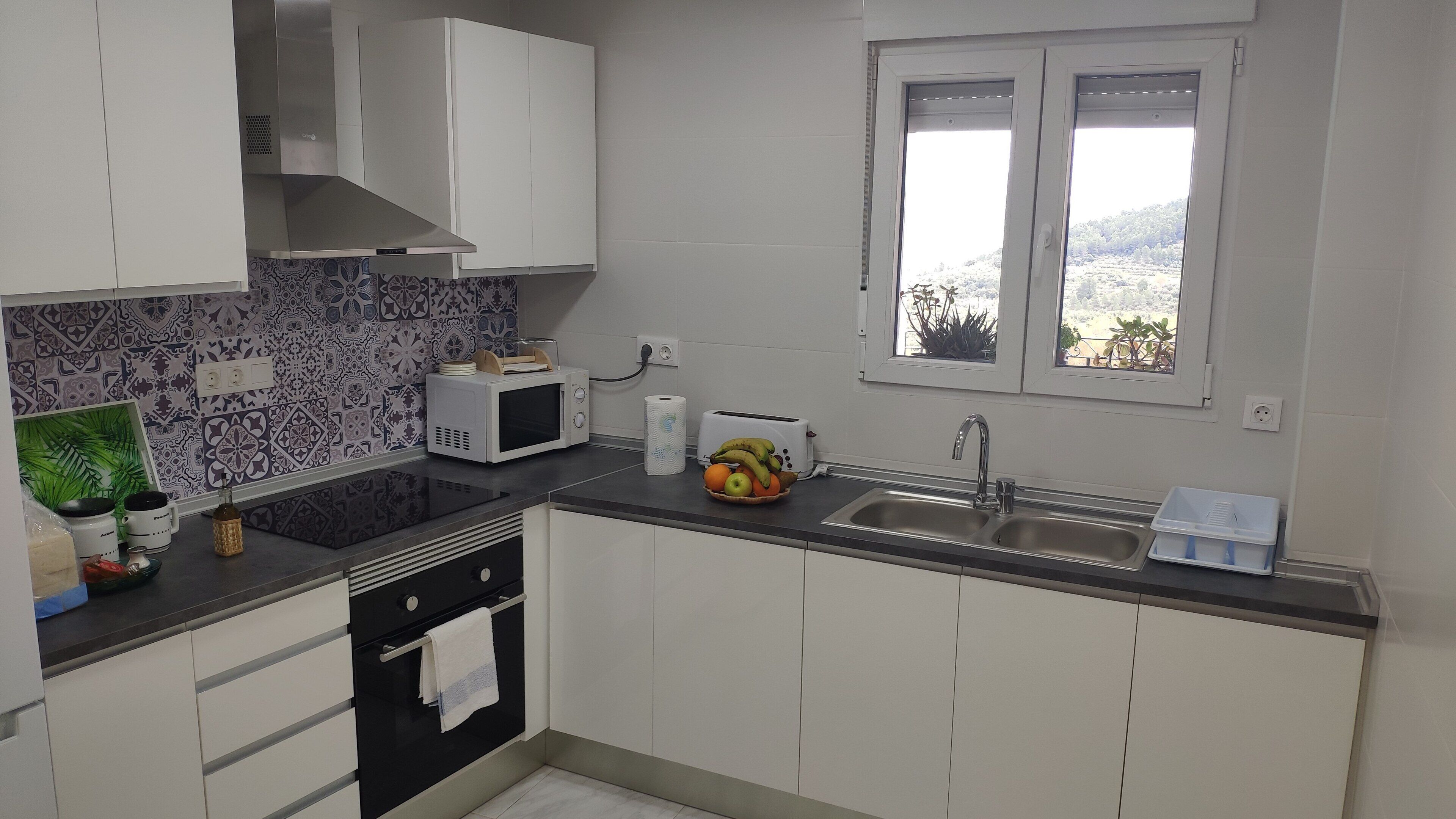 Jääkaappi, mikroaaltouuni, uuni, liesi