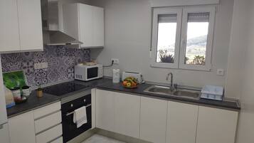 Jääkaappi, mikroaaltouuni, uuni, liesi