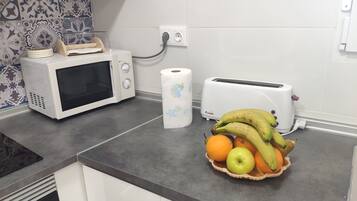 Frigorifero, microonde, forno, piano cottura