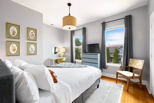 King Bed | Near DT & Best Restaurants | Pets OK!