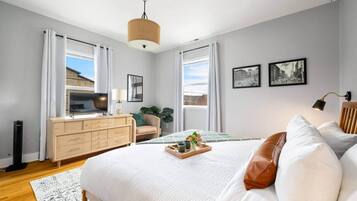 2 kamar tidur, meja kerja, setrika/meja setrika, dan Wi-Fi