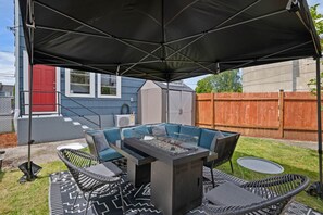 Outdoor dining - Spacious Stadium District 2BR King Bed (Tacoma)