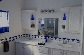 Toallas, jabón, papel de baño 