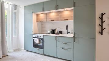 Een koelkast, een oven, een koffiezetapparaat/waterkoker