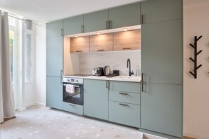 Réfrigérateur, four, cafetière/bouilloire, grille-pain