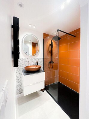 Sèche-cheveux, serviettes fournies