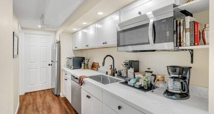 Near Downtown, Waterfront. AC. Pet Friendly. Perfect for Exploring. Free Parking