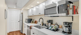 Near Downtown, Waterfront. AC. Pet Friendly. Perfect for Exploring. Free Parking