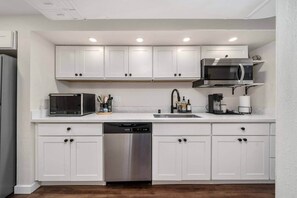 Køleskab, mikrobølgeovn, kogeplade, opvaskemaskine